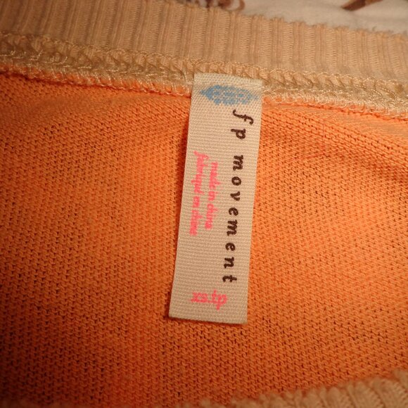 NWOT fp movement Boxy Cropped Top XS Raglan Long Sleeves Geo Design Natural Mult - Picture 6 of 13
